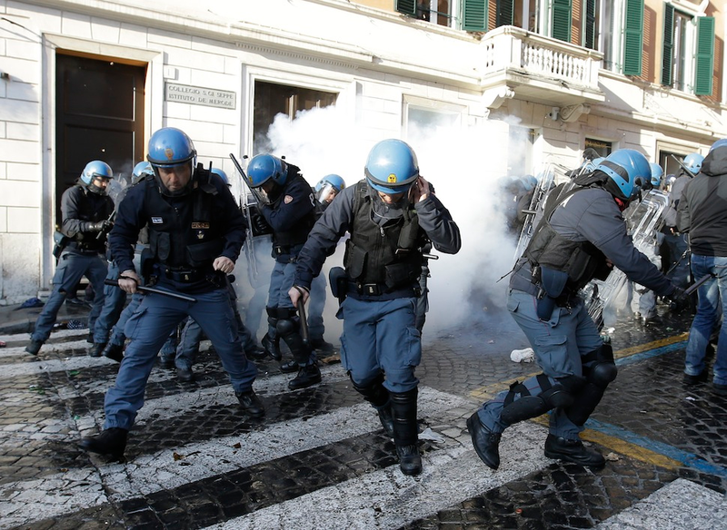 Illustration for article titled Dutch Soccer Hooligans Running Wild, Clashing With Riot Police In Rome